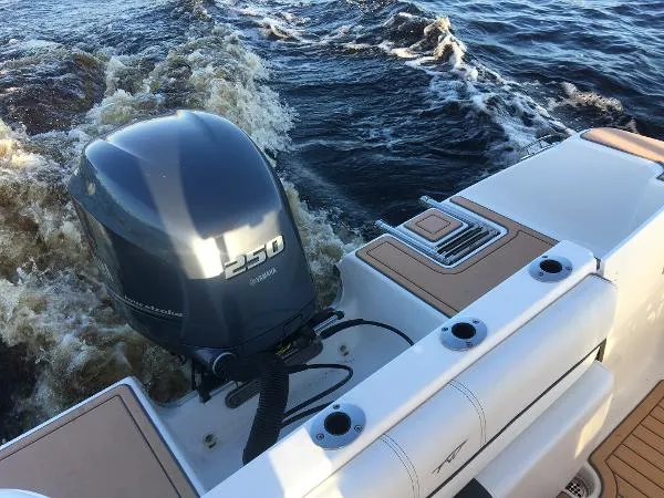 Slide: The Image of Tidewater 23 CC HARDTOP 2013 - 11