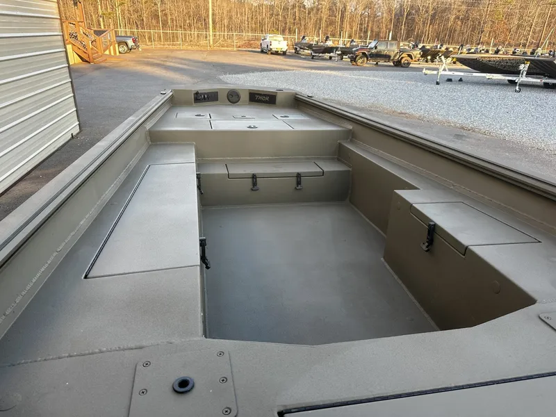 Slide: The Image of Thor Fish Hammer WITH LIVEWELL-YAMAHA 60 2026 - 4