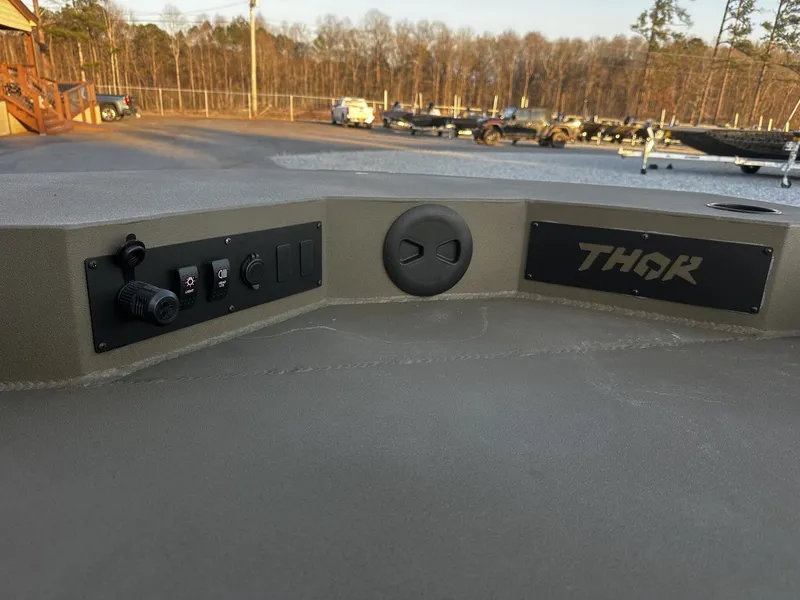 Slide: The Image of Thor Fish Hammer WITH LIVEWELL-YAMAHA 60 2026 - 8