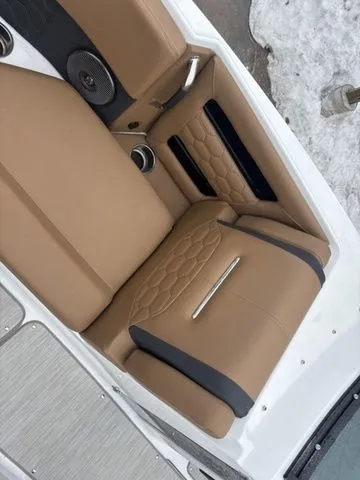 Slide: The Image of Four Winns H6 OB 2025 - 27