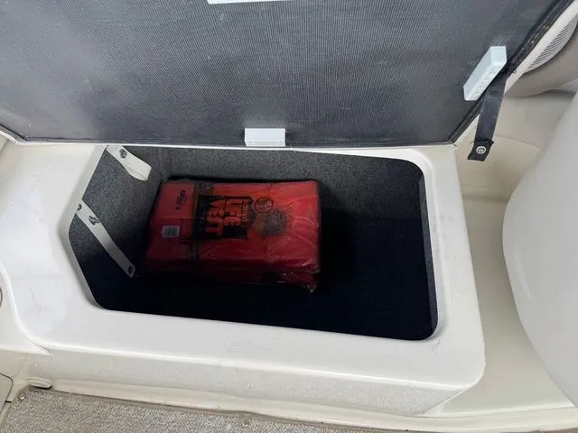 Slide: The Image of Sea Ray 240 Sundeck 2004 - 37