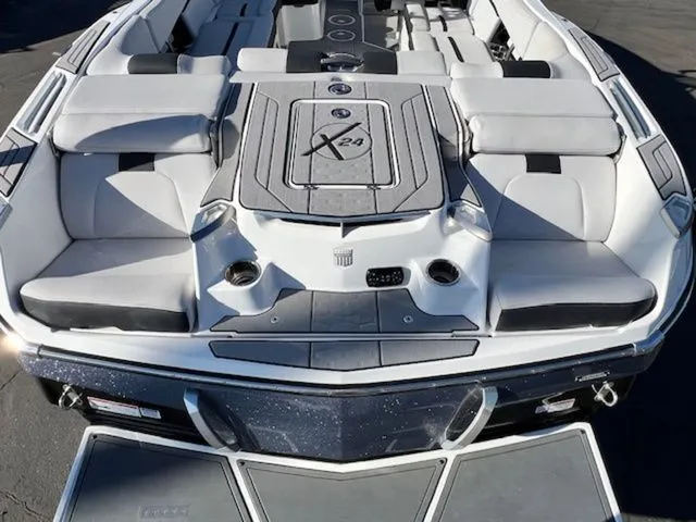 Slide: The Image of MasterCraft X24 2019 - 10