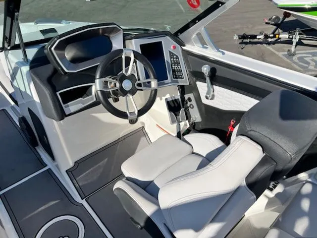Slide: The Image of MasterCraft X24 2019 - 14