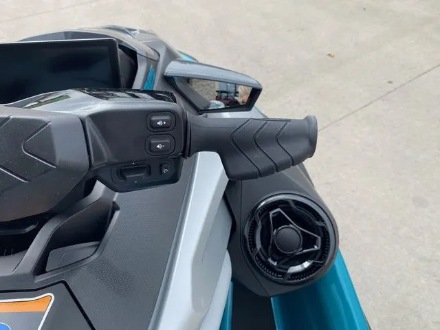 Slide: The Image of CAN-AM® GTX LIMITED 325/ SOUND SYSTEM ROTAX 1630 ACE 2026 - 24