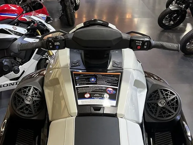 Slide: The Image of Yamaha VX Cruiser HO 2026 - 6