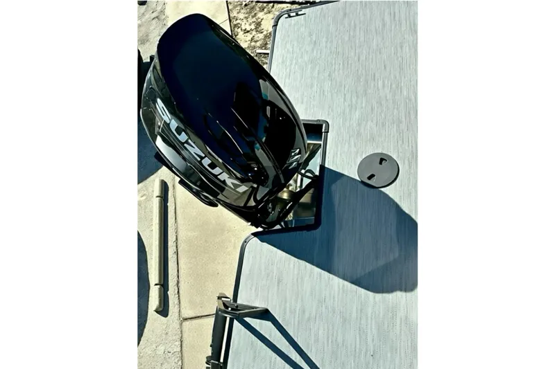 Slide: The Image of Outboard motor on Sweetwater 2286 QS boat, 2026 model, with Suzuki branding. - 37