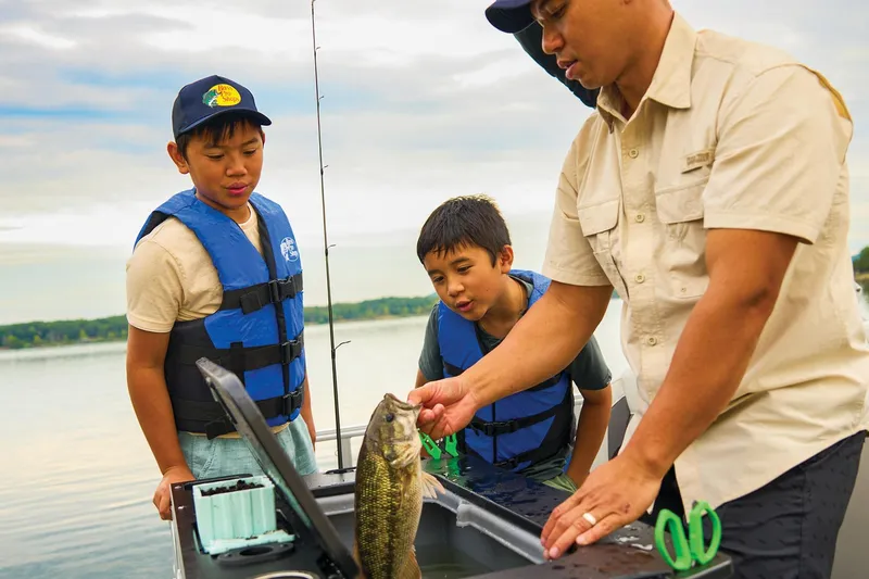 Slide: The Image of Sun Tracker Fishin' Barge 20 DLX 2026 - 16