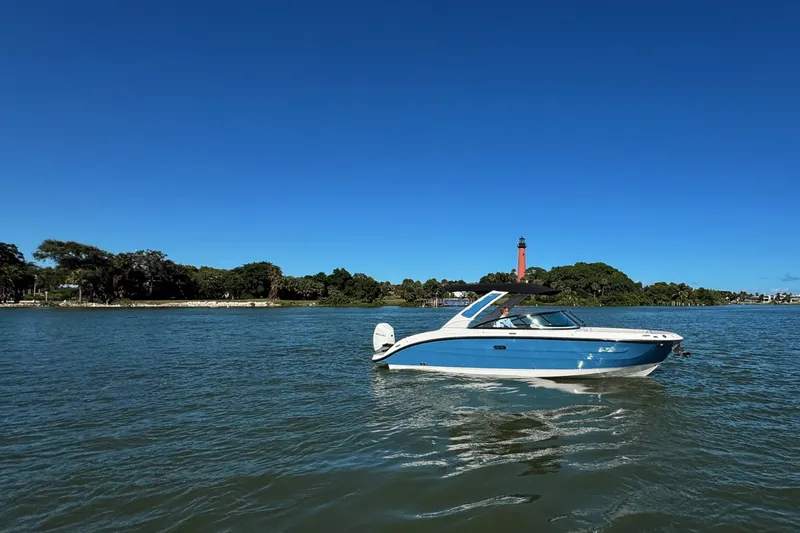 The Image of Sea Ray SDX 270 Outboard 2026 - 0