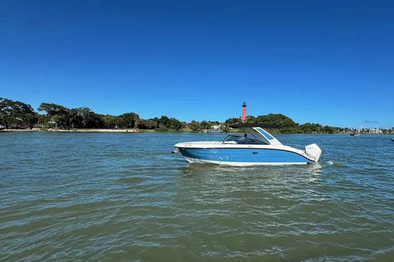 Slide: The Image of Sea Ray SDX 270 Outboard 2026 - 21