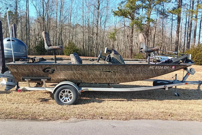 The Image of 2018 G3 Sportsman 17 Camo boat on trailer outdoors. - 0