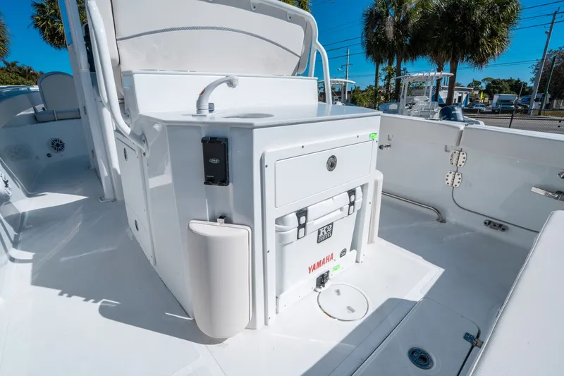 Slide: The Image of Sea Hunt Ultra 275 SE 2026 - 13