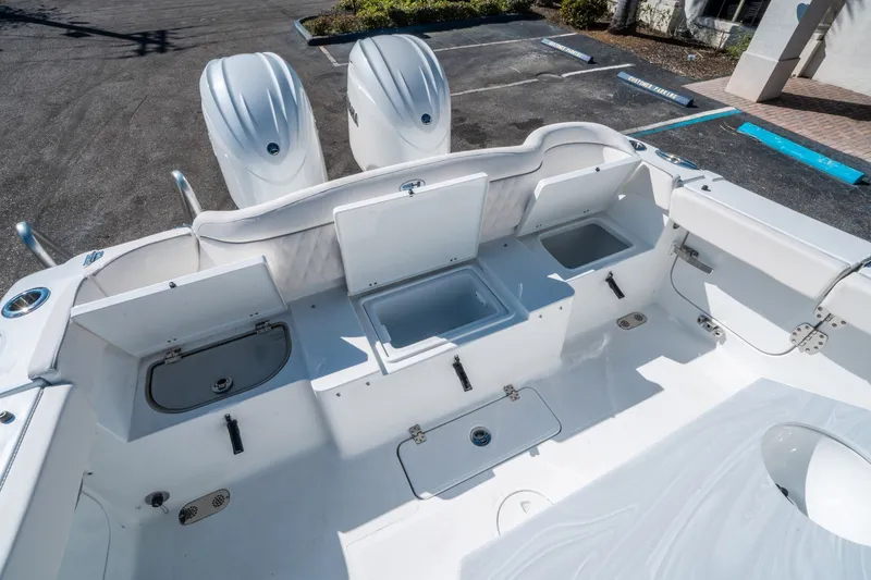 Slide: The Image of Sea Hunt Ultra 275 SE 2026 - 12