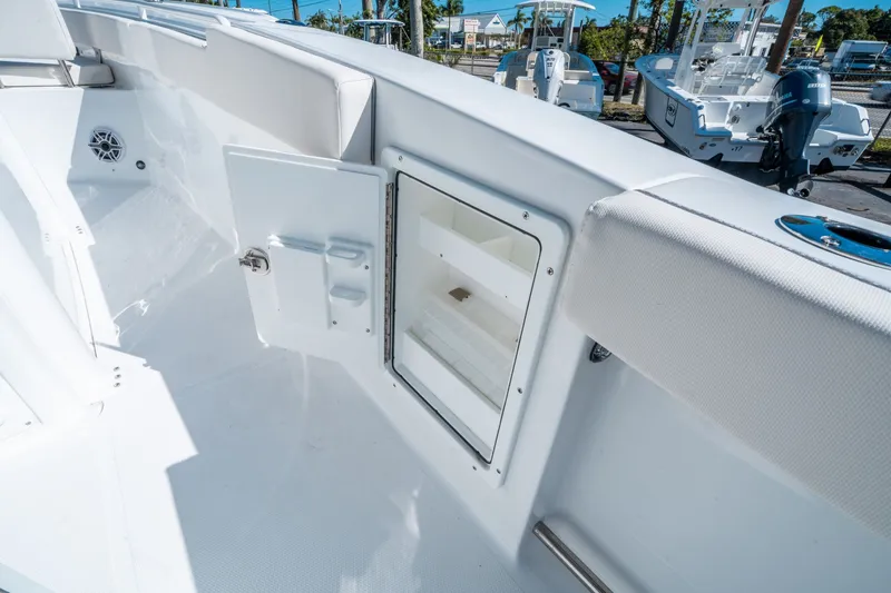 Slide: The Image of Sea Hunt Ultra 275 SE 2026 - 14