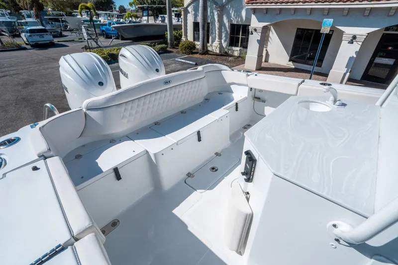 Slide: The Image of Sea Hunt Ultra 275 SE 2026 - 11