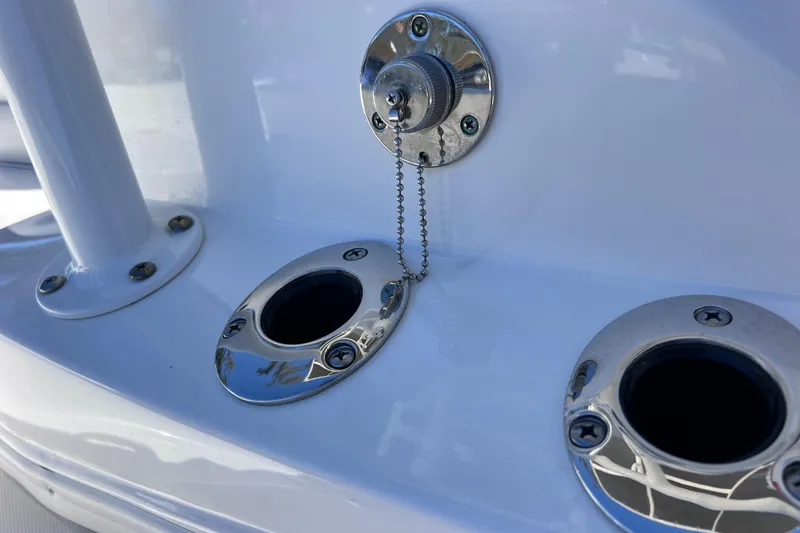 Slide: The Image of 2021 NauticStar 227 XTS boat detail with metal fittings and chain. - 43