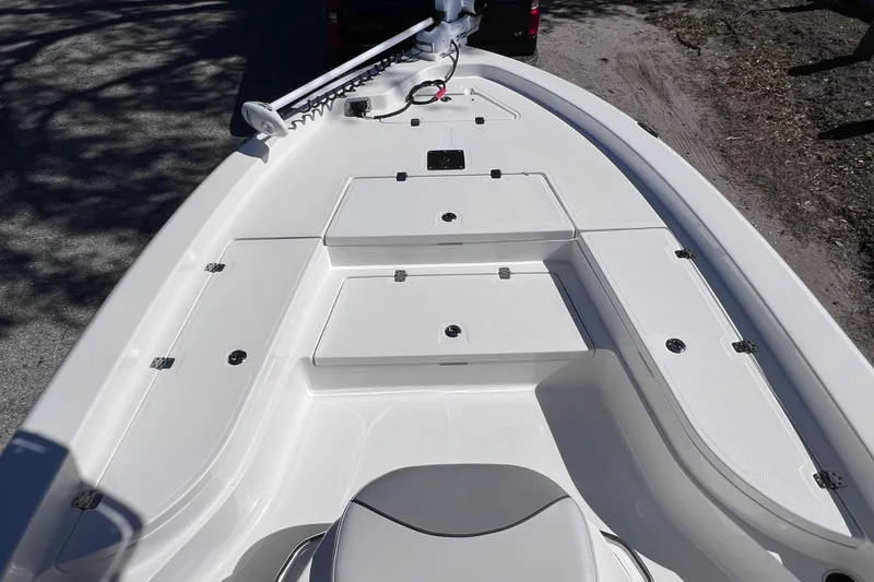 Slide: The Image of 2021 NauticStar 227 XTS boat deck with storage compartments and trolling motor. - 44