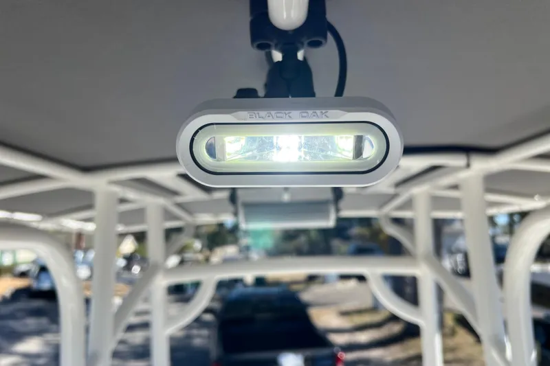 Slide: The Image of LED light on 2021 NauticStar 227 XTS boat's T-top frame. - 51