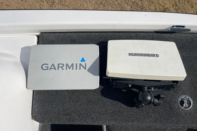 Slide: The Image of Garmin and Humminbird devices on Nitro NX 898 DC boat. - 8