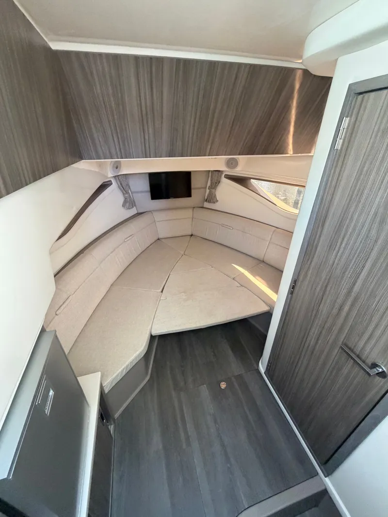 Slide: The Image of Sea Ray Sundancer 320 Outboard 2024 - 10