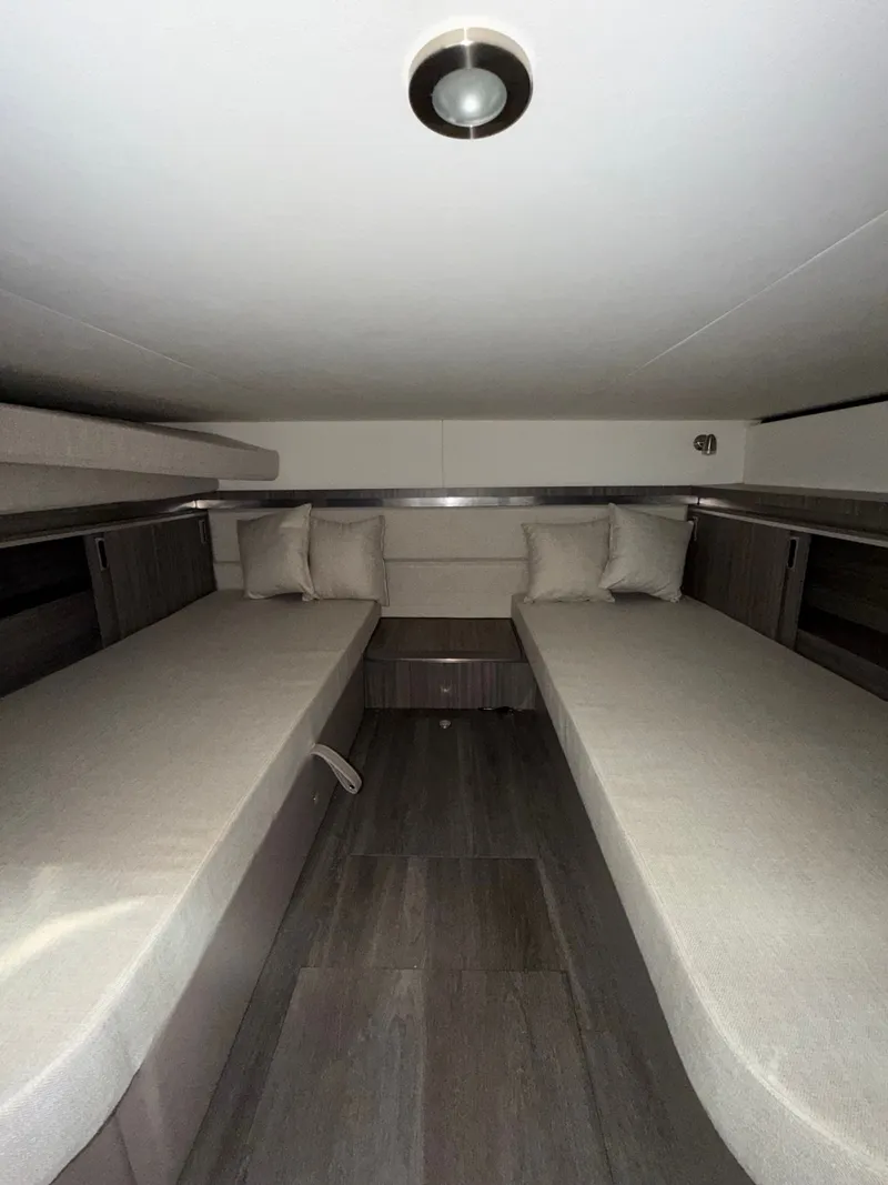 Slide: The Image of Sea Ray Sundancer 320 Outboard 2024 - 11