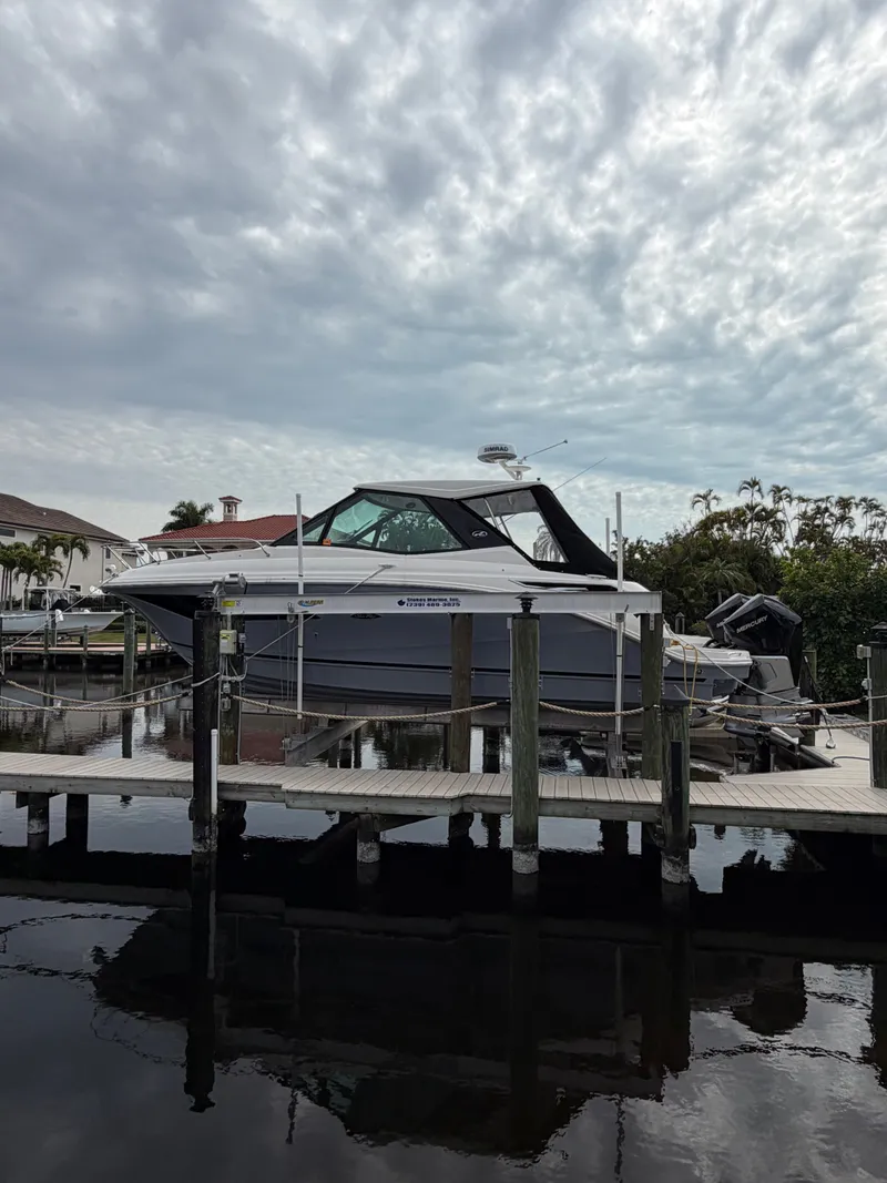 Slide: The Image of Sea Ray Sundancer 320 Outboard 2024 - 16