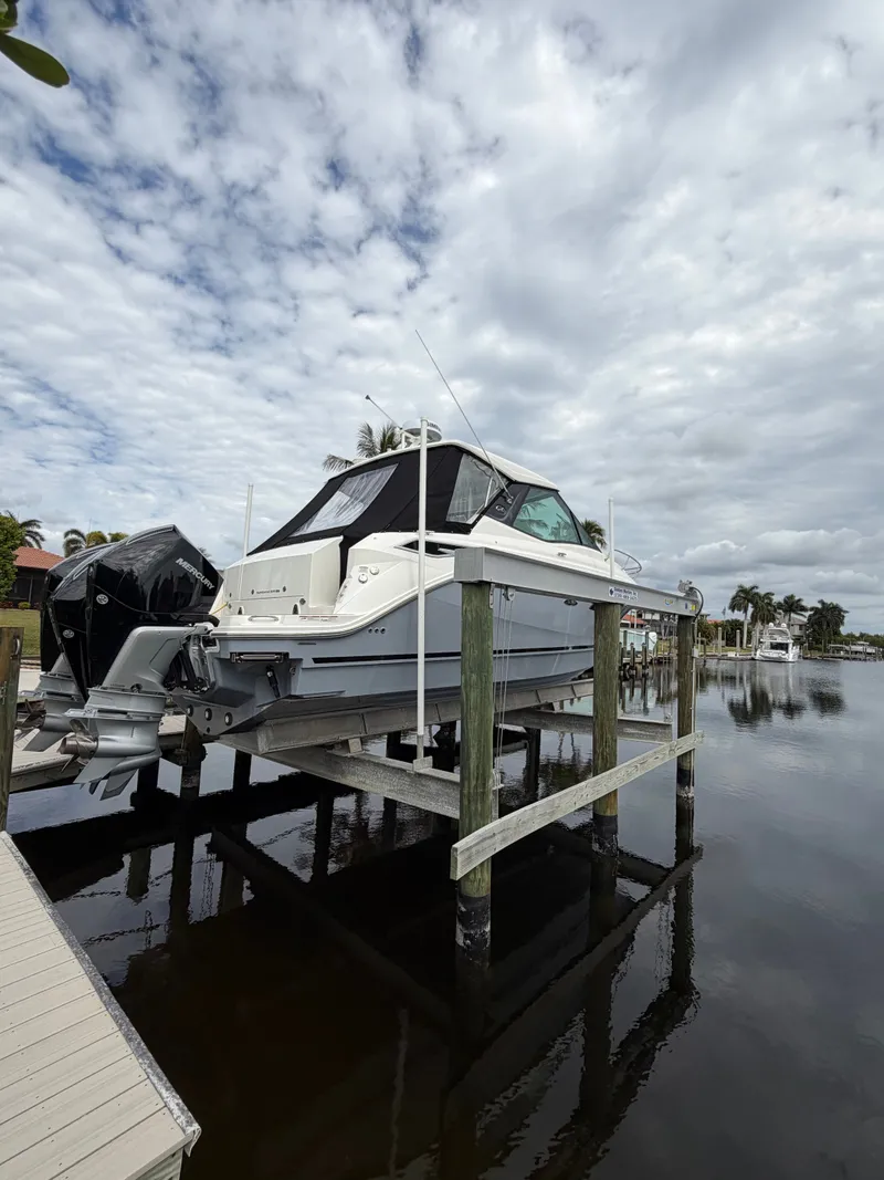 Slide: The Image of Sea Ray Sundancer 320 Outboard 2024 - 17