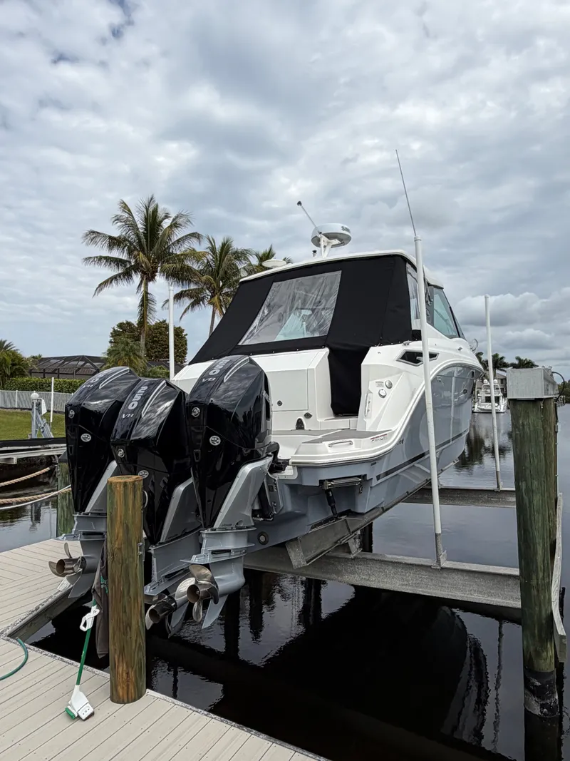 Slide: The Image of Sea Ray Sundancer 320 Outboard 2024 - 18