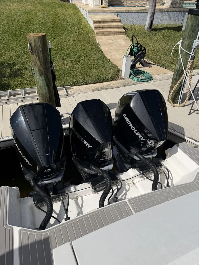 Slide: The Image of Sea Ray Sundancer 320 Outboard 2024 - 20
