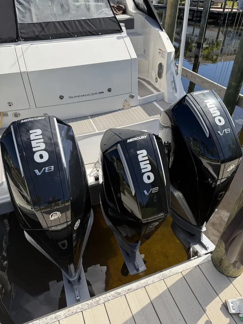 Slide: The Image of Sea Ray Sundancer 320 Outboard 2024 - 21
