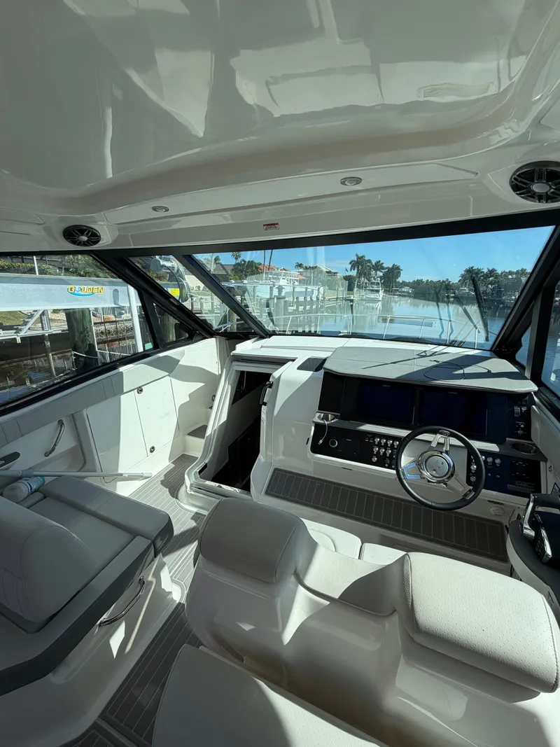 Slide: The Image of Sea Ray Sundancer 320 Outboard 2024 - 3