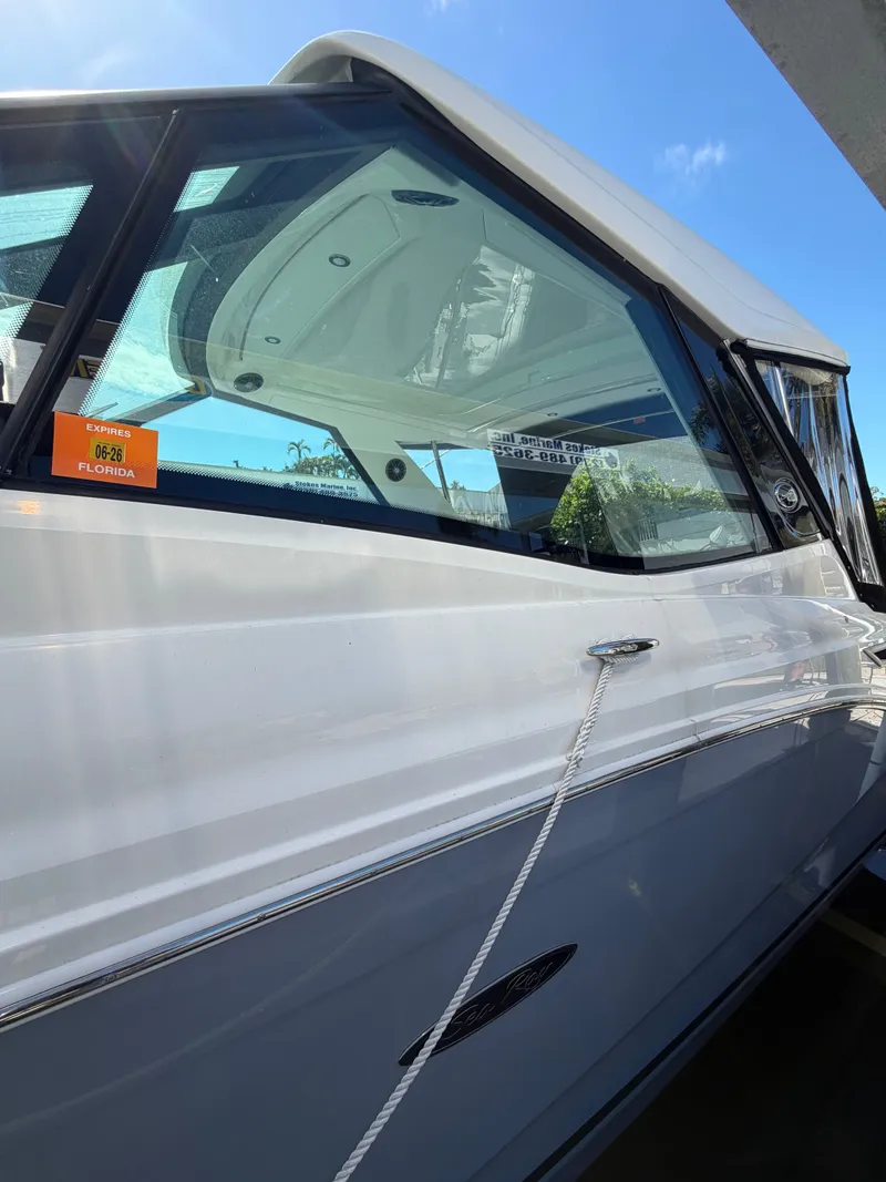 Slide: The Image of Sea Ray Sundancer 320 Outboard 2024 - 5