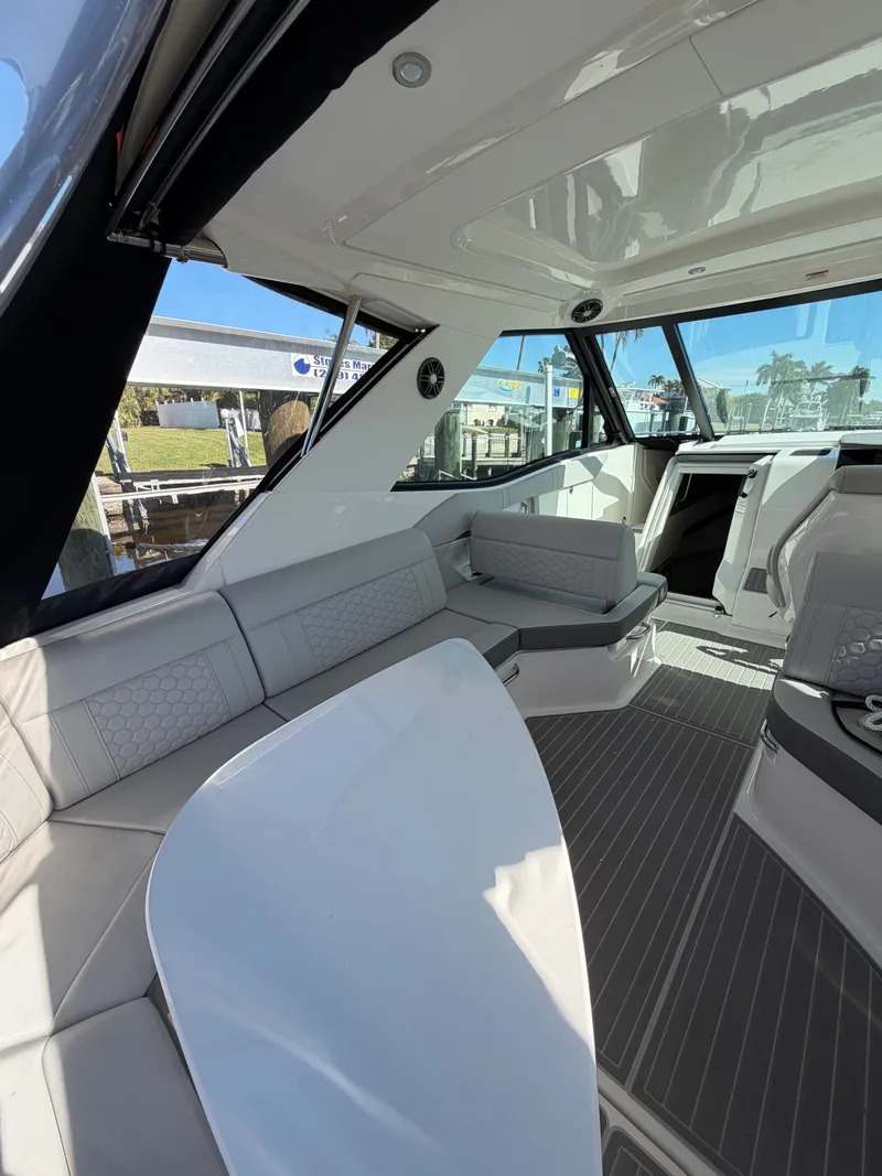 Slide: The Image of Sea Ray Sundancer 320 Outboard 2024 - 7