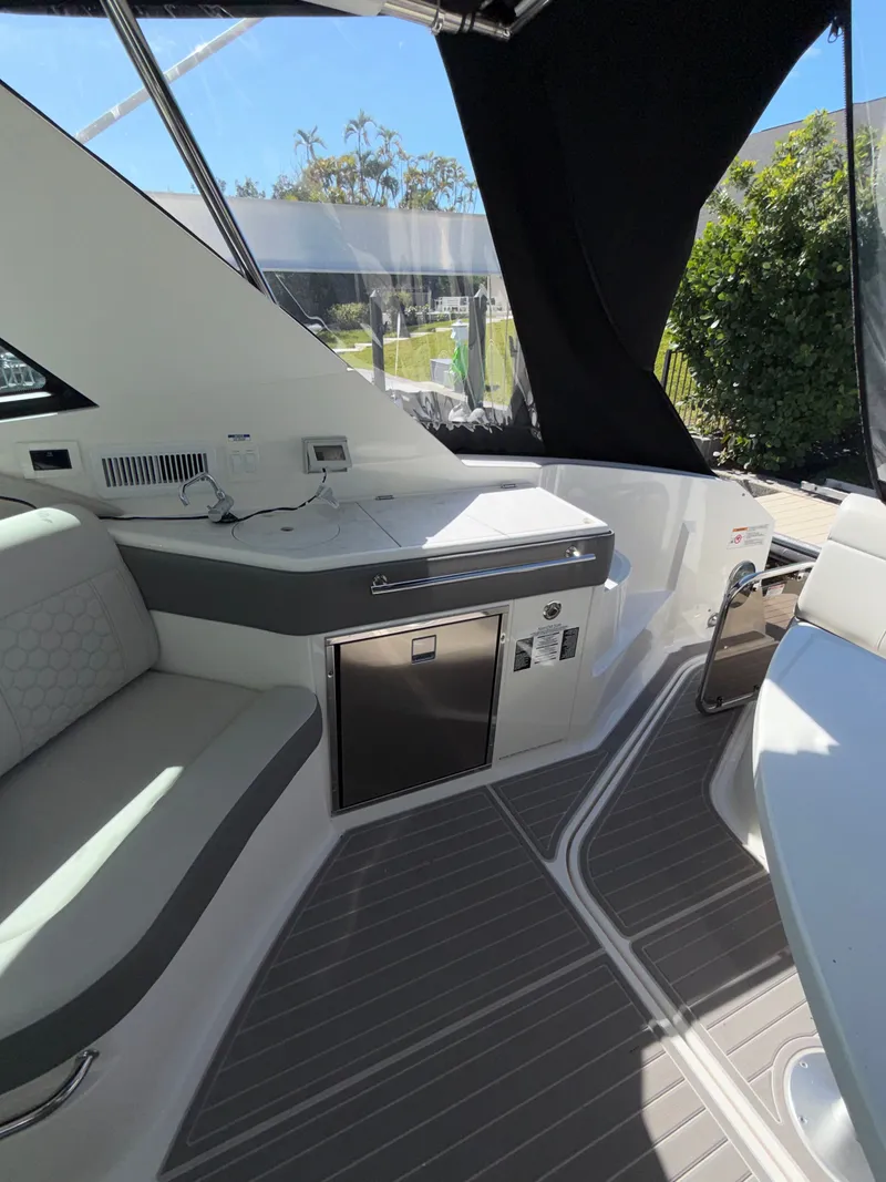 Slide: The Image of Sea Ray Sundancer 320 Outboard 2024 - 9