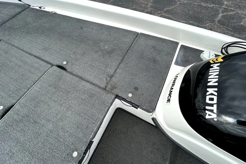 Slide: The Image of 2014 Skeeter TZX195 boat deck with Minn Kota trolling motor. - 18