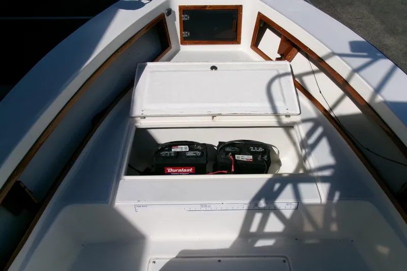 Slide: The Image of 1989 SeaCraft SC 20 Classic boat interior with battery compartment open. - 10