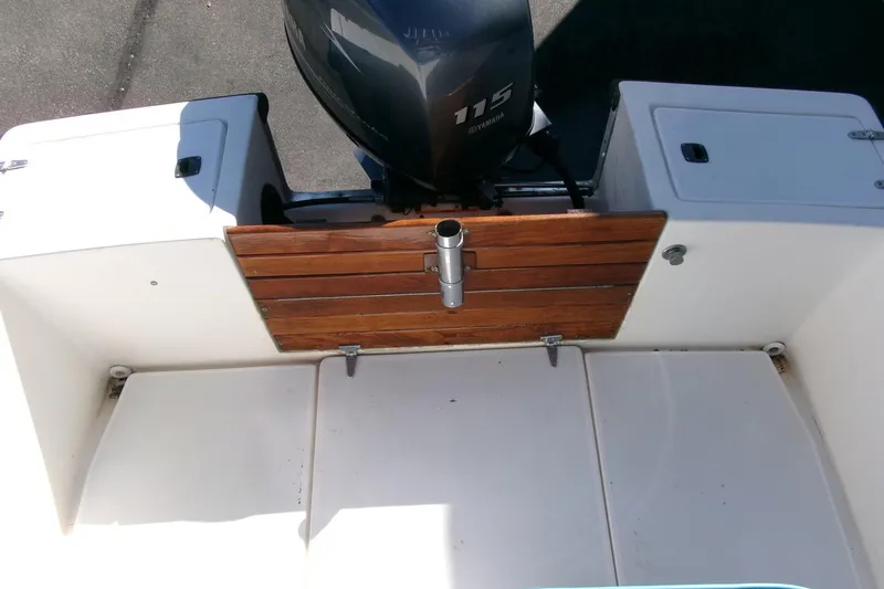 Slide: The Image of 1989 SeaCraft SC 20 Classic boat stern with Yamaha 115 outboard motor. - 20