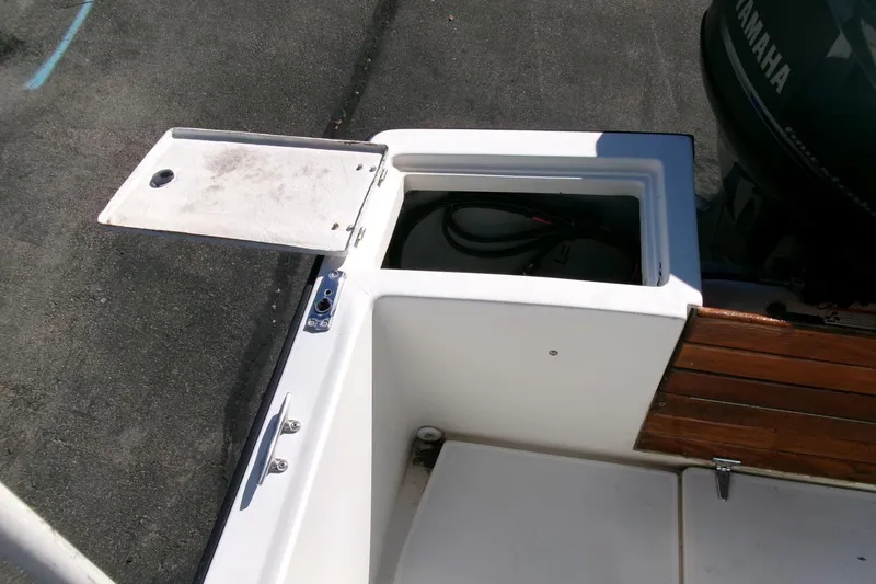 Slide: The Image of 1989 SeaCraft SC 20 Classic boat with open storage compartment and Yamaha engine. - 21