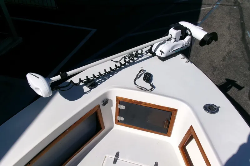 Slide: The Image of 1989 SeaCraft SC 20 Classic boat with trolling motor and control panel on deck. - 4