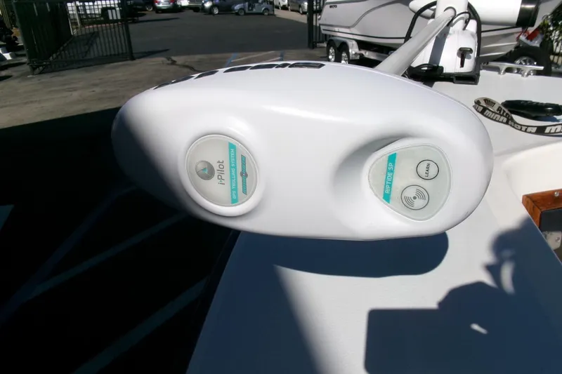 Slide: The Image of 1989 SeaCraft SC 20 Classic boat with iPilot GPS trolling system controls. - 7