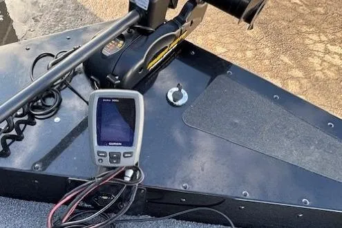 Slide: The Image of 2014 G3 Eagle 166 SE boat with Garmin fishfinder and trolling motor. - 10