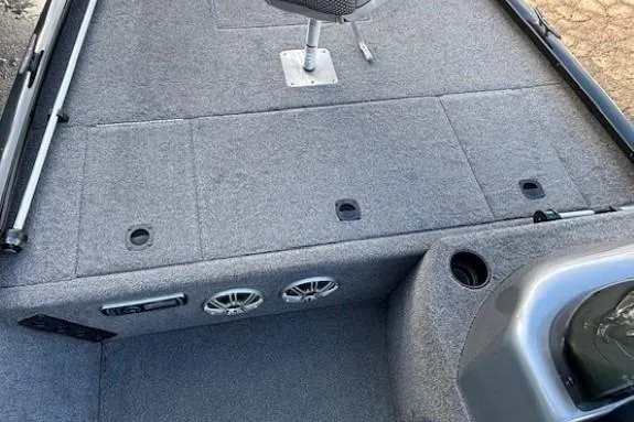 Slide: The Image of 2014 G3 Eagle 166 SE boat interior with gray carpet and seating. - 14