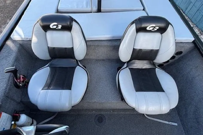 Slide: The Image of 2014 G3 Eagle 166 SE boat interior with two cushioned seats. - 22