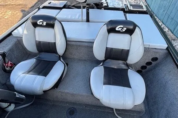 Slide: The Image of 2014 G3 Eagle 166 SE boat interior with two cushioned seats. - 23