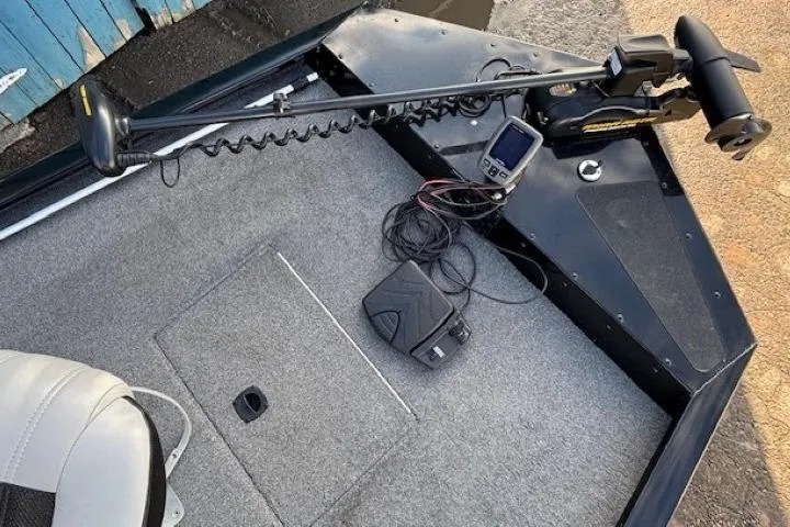 Slide: The Image of 2014 G3 Eagle 166 SE boat interior with trolling motor and fish finder. - 9