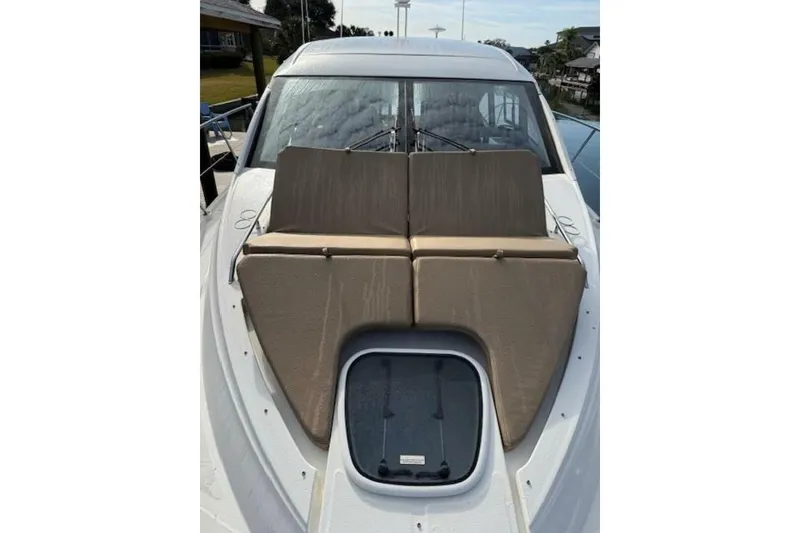 Slide: The Image of 2016 Sea Ray Sundancer 400 yacht with cushioned deck seating and hatch. - 31