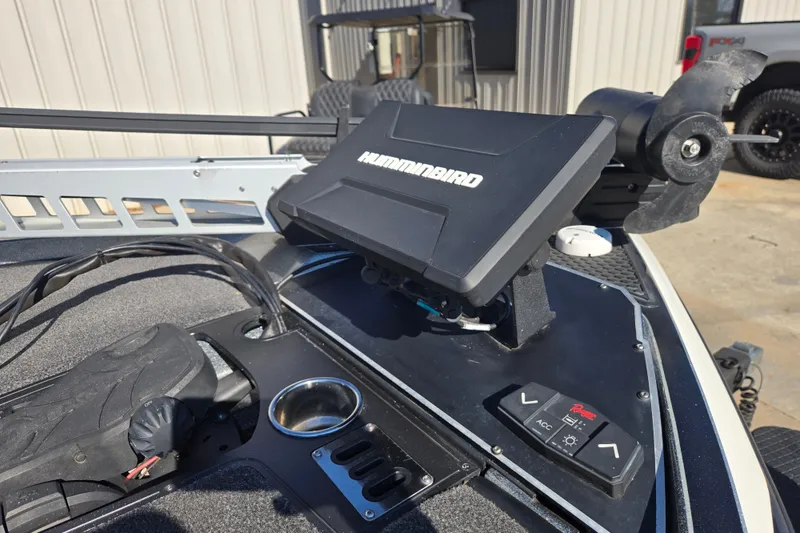 Slide: The Image of 2022 Ranger Z520R boat with Humminbird fish finder and control panel. - 13