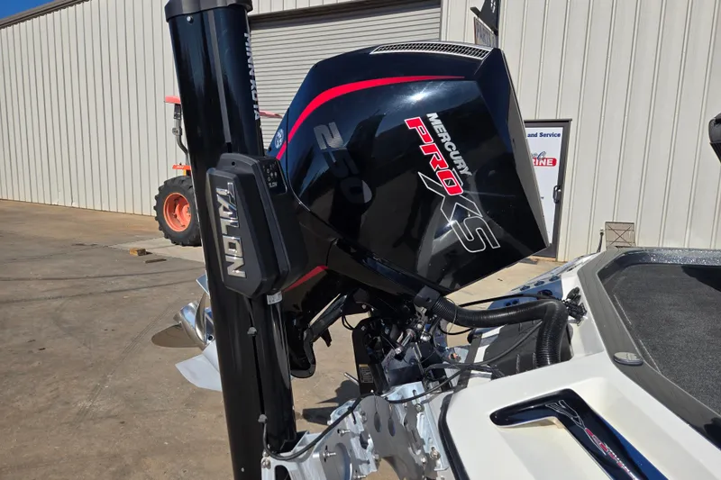 Slide: The Image of 2022 Ranger Z520R boat with Mercury Pro XS engine and Talon anchor system. - 27