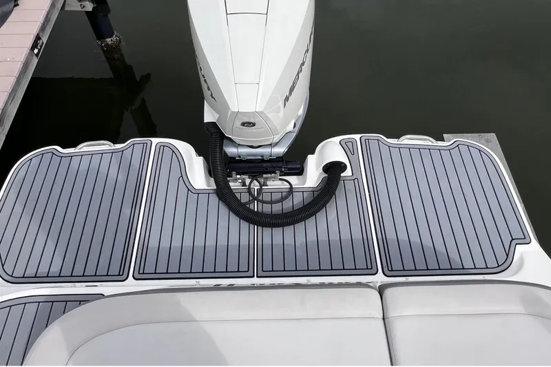 Slide: The Image of Rear view of a 2020 Sea Ray SDX 270 Outboard with engine. - 21