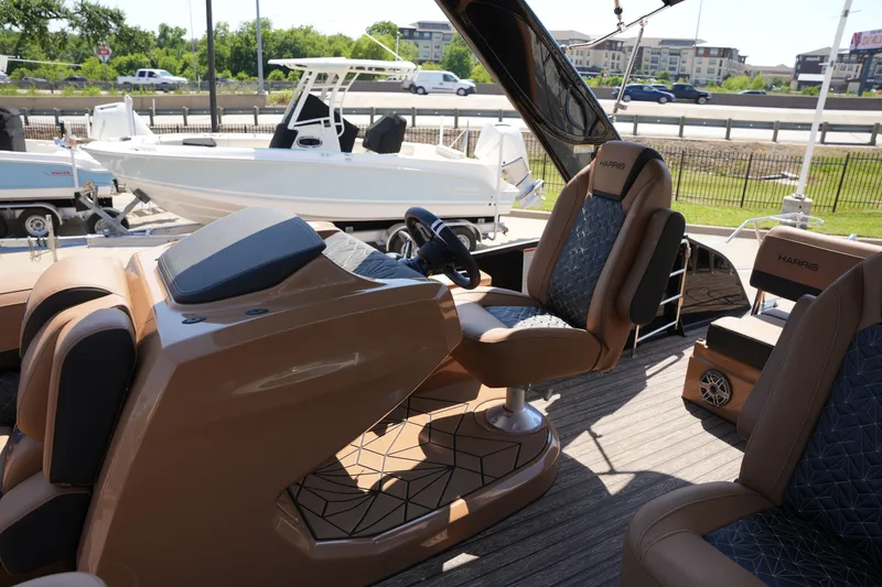 Slide: The Image of Harris Grand Mariner 250 2026 - 23