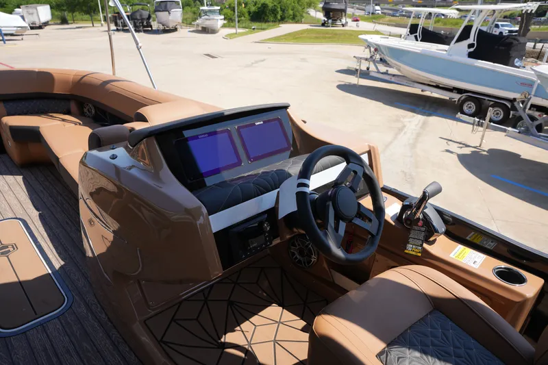 Slide: The Image of Harris Grand Mariner 250 2026 - 25